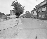 881272 Gezicht in de Nieuwlichtstraat te Utrecht, vanaf de hoek met de Kloosterlaan, met gedeeltelijk dichtgetimmerde ...